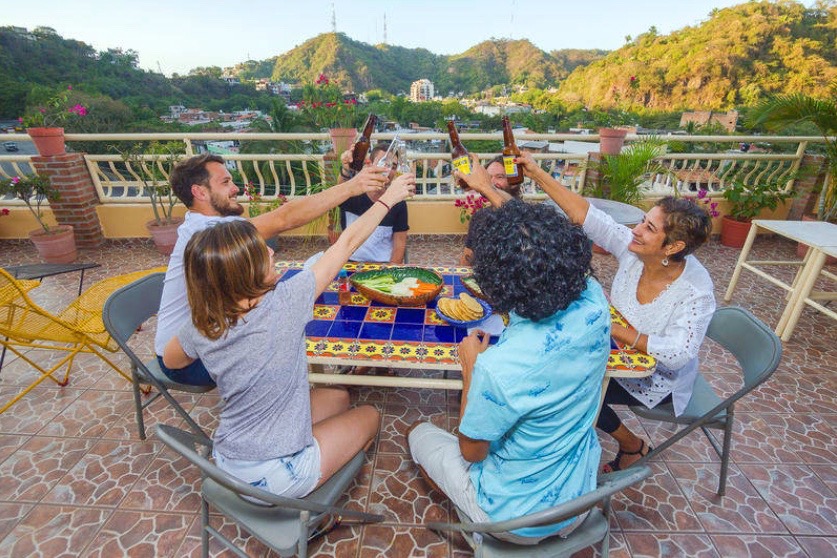friends enjoying the rooftop at the oasis hostel
