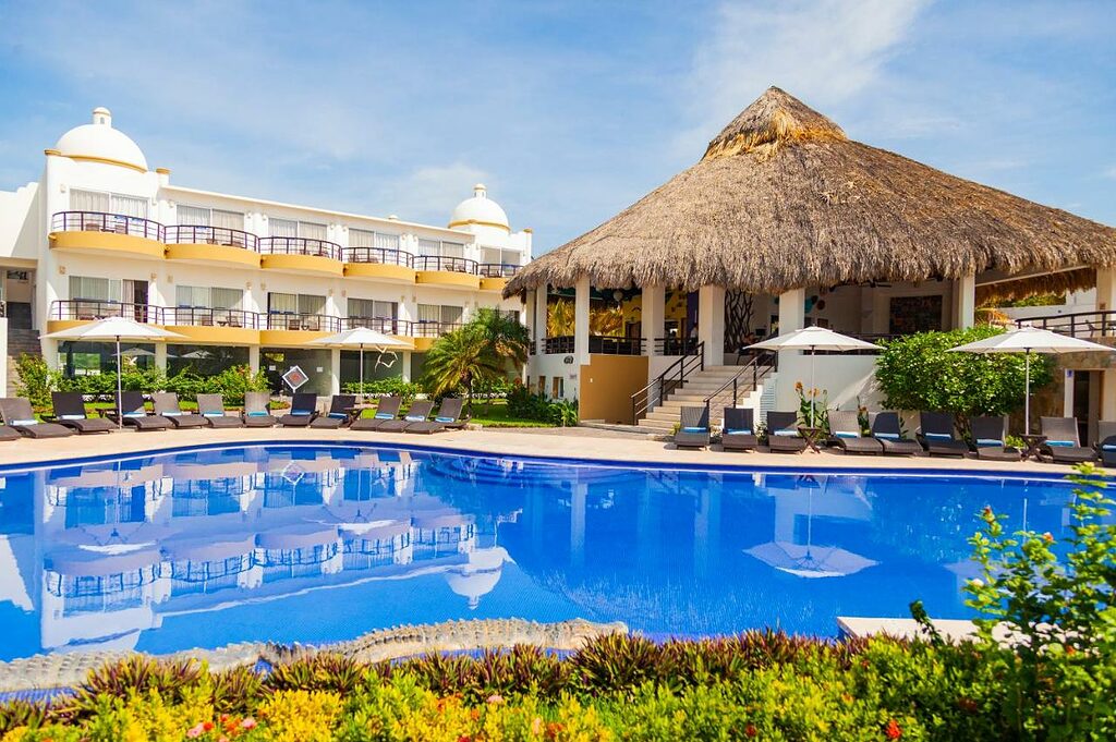 pool view of the Quinta Bella hotel in Huatulco 