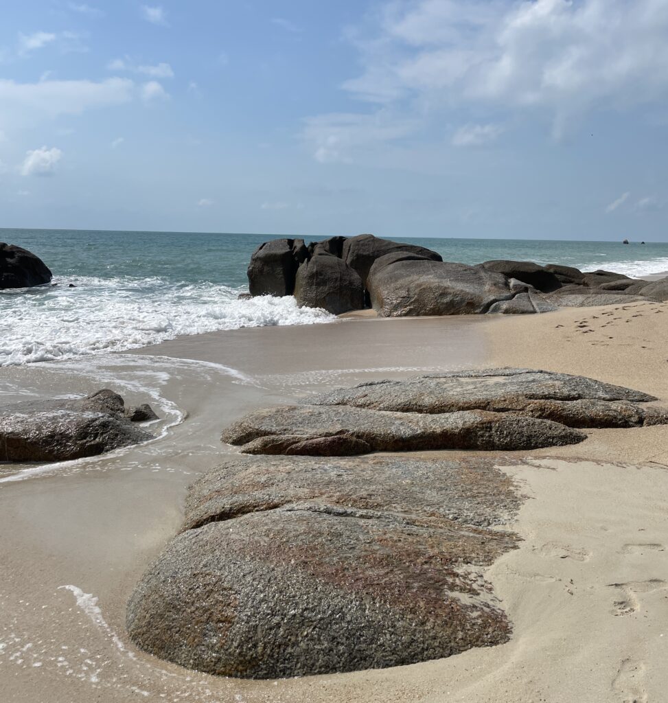 large rocks along the Lamai Beach shorelines in Koh Samui / is Koh Samui expensive to visit