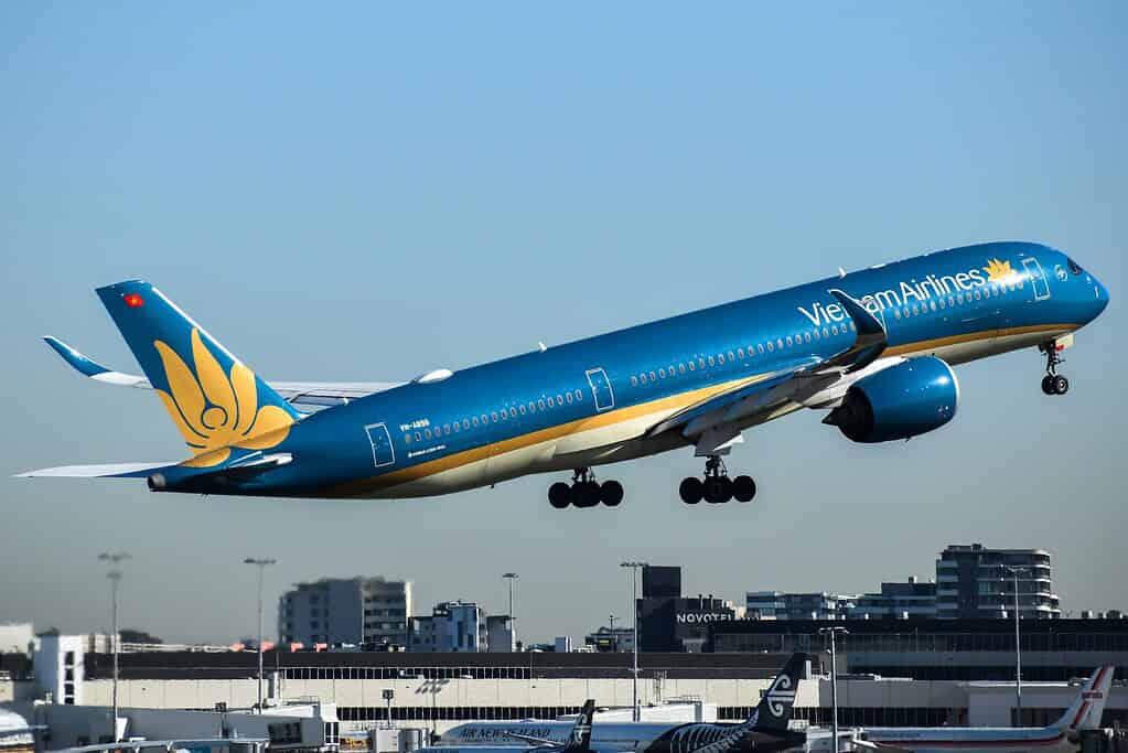 Vietnam Airlines airplane setting off 