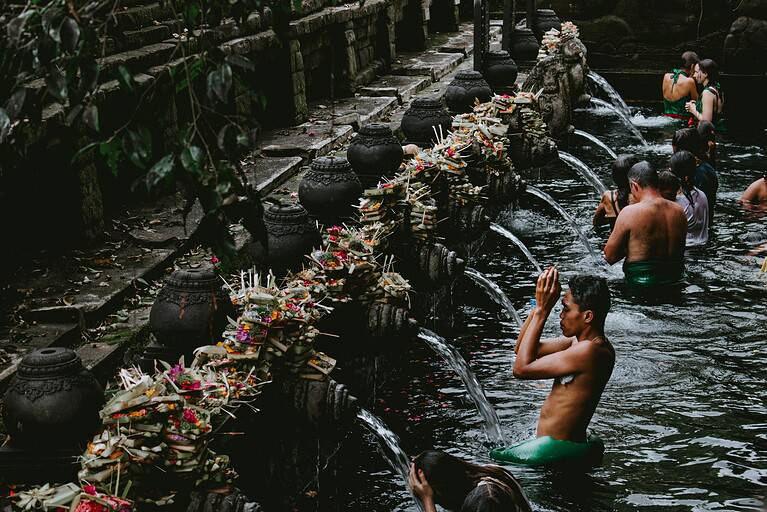 The holy bath in Ubud taking place